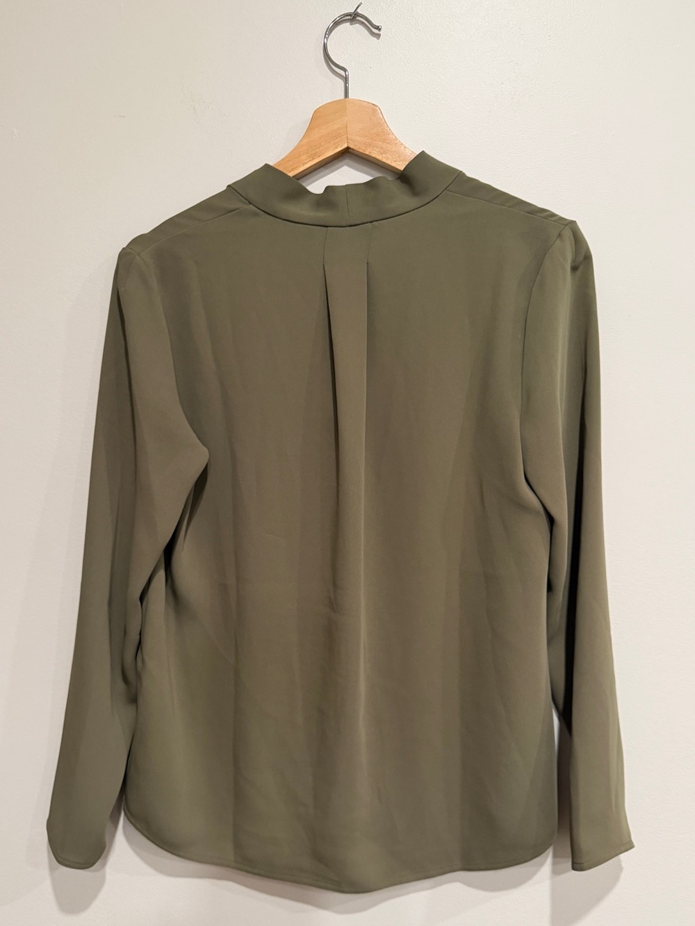 Aritzia Babaton Power Blouse Khaki Green V-Neck Long Sleeve Womens Small - Picture 5 of 11